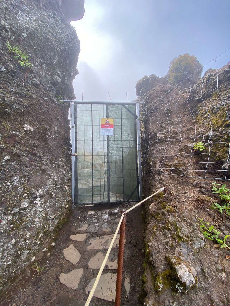Foi colocado um portão logo depois do Miradouro da Pedra Rija para impedir a passagem para a zona interdita.&nbsp;
