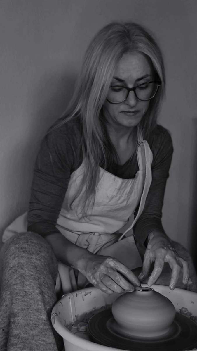 Cláudia Teixeira dedica-se à cerâmica a tempo inteiro.&nbsp;