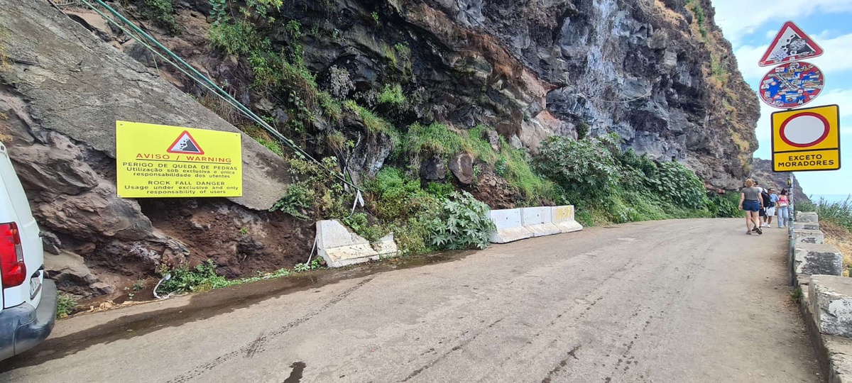 Há sinalização vária a alertar para a interdição e para o risco de queda de pedras, tanto em português, como em inglês.&nbsp;