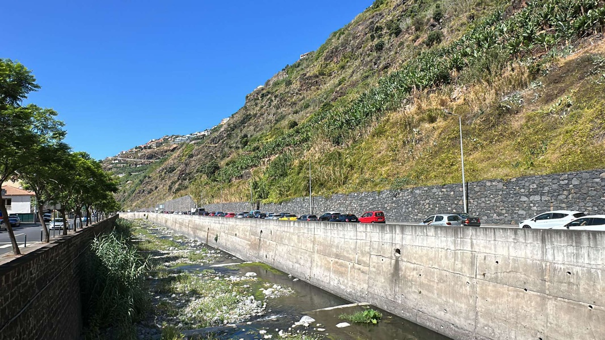 Na passada quinta-feira, dia 24 de Agosto, o cenário era caótico nos acessos à Ribeira Brava e à Tabua/Ponta do Sol.&nbsp;