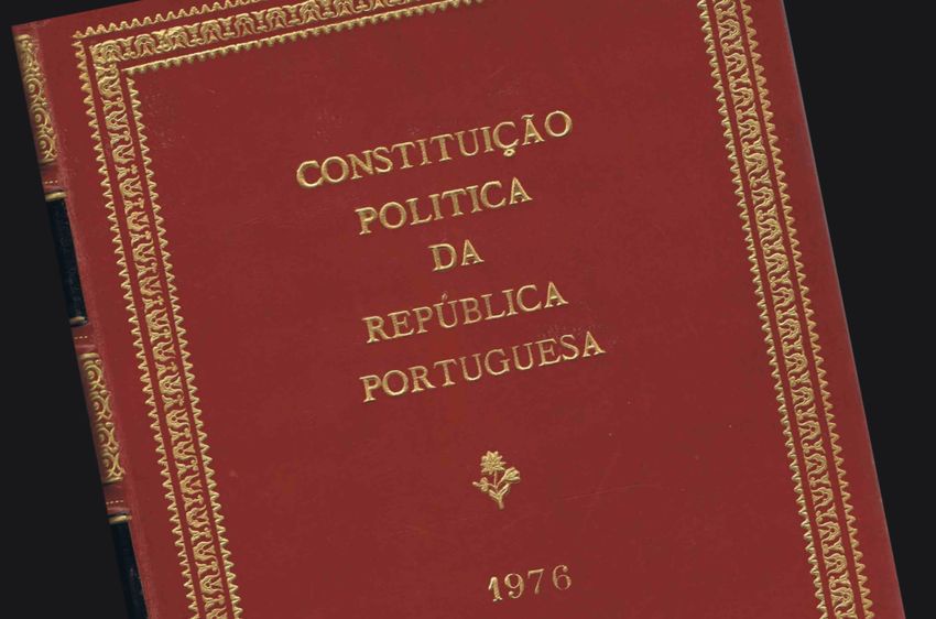 A Constituição da República Portuguesa foi aprovada em 1976.