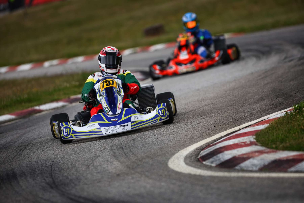 João Dias em primeiro plano na fotografia.