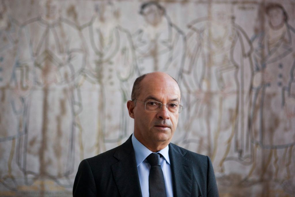 Jorge Reis Novais, constitucionalista, entende que a decisão de Marcelo Rebelo de Sousa em não publicar já o decreto de demissão poderá representar uma "fraude à Constituição".&nbsp;