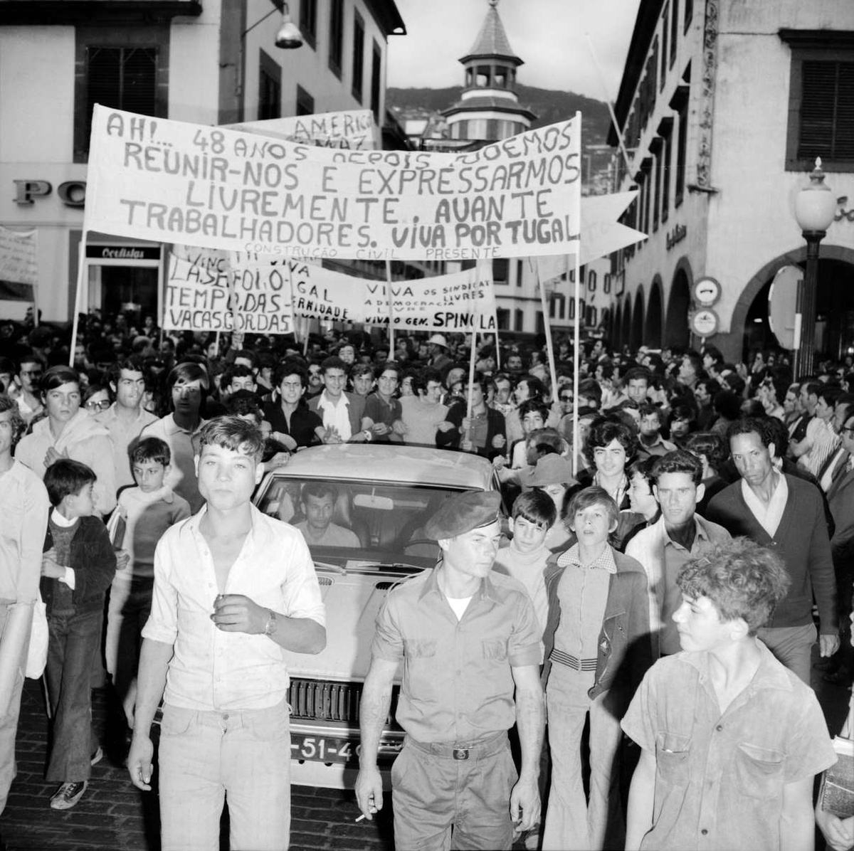 Desfile dos participantes no I Comício dos Sindicatos
Livres, no largo do Chafariz, Freguesia da Sé, Concelho do Funchal – 1974-05-15.