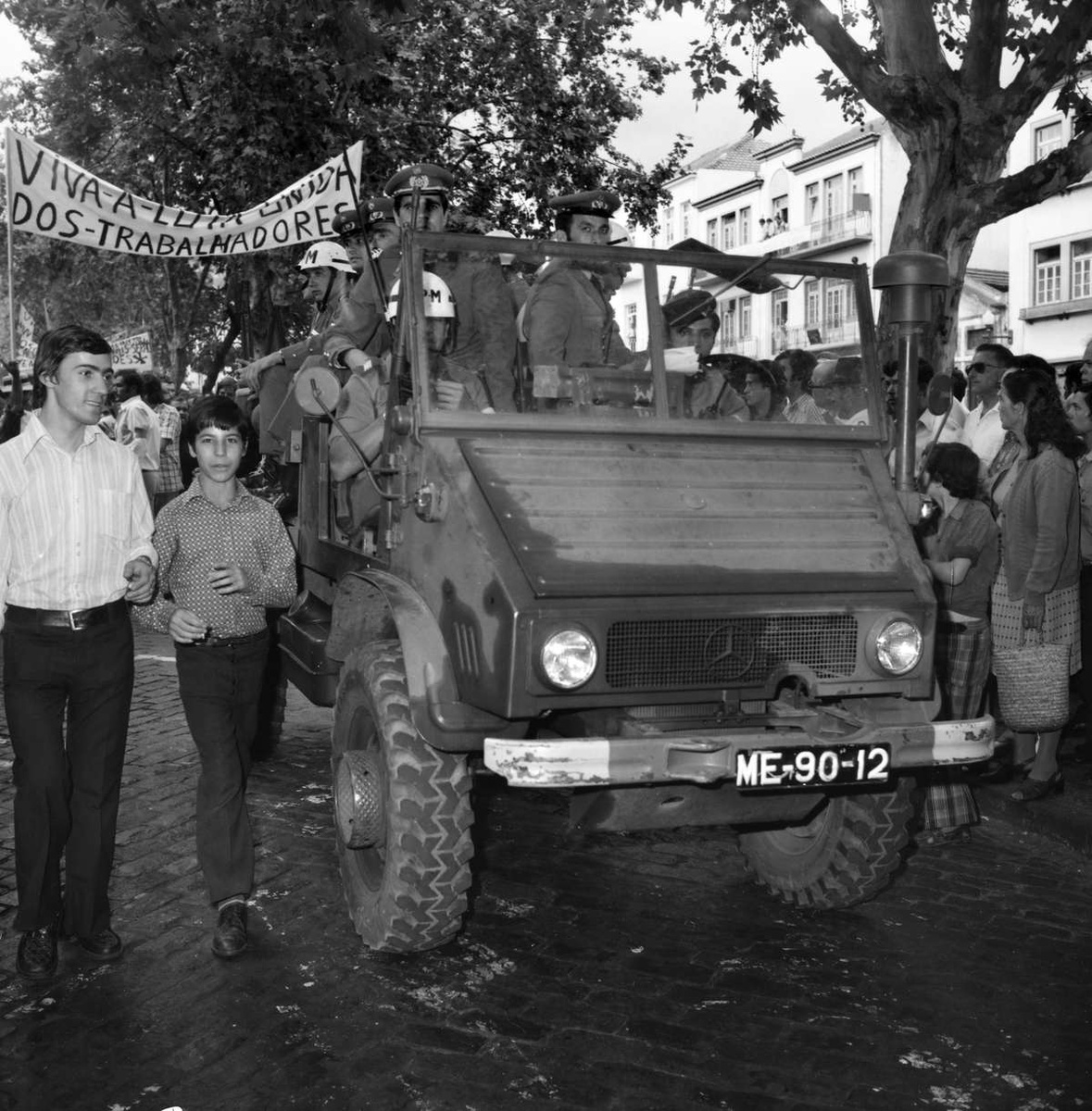 Acompanhamento militar da manifestação convocada pelo
Sindicato Livre dos Operários da Construção Civil, na rua 5 de Outubro,
Freguesia da Sé, Concelho do Funchal – 1974-10-21.