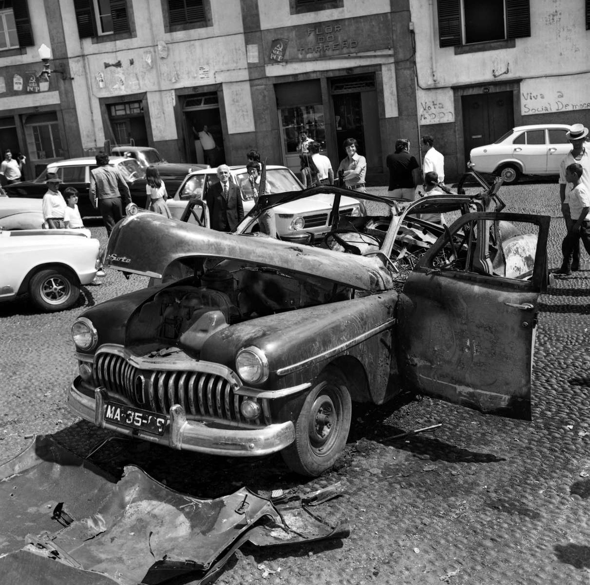 Automóvel destruído por um explosivo, no largo Severiano
Ferraz, Freguesia de São Pedro, Concelho do Funchal – 1975-09-18