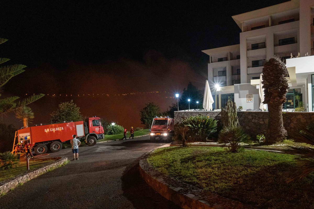Em várias situações o Hotel Jardim Atlântico esteve ameaçado pelas chamas, tal como aconteceu na passada quarta-feira.&nbsp;