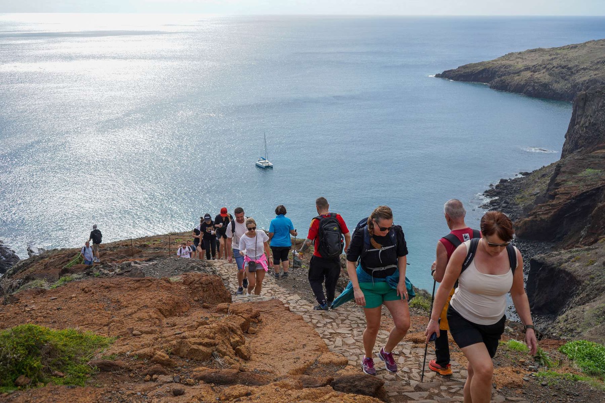 Diariamente, centenas de turistas visitam aquele espaço e são cada vez mais frequentes os acidentes.&nbsp;