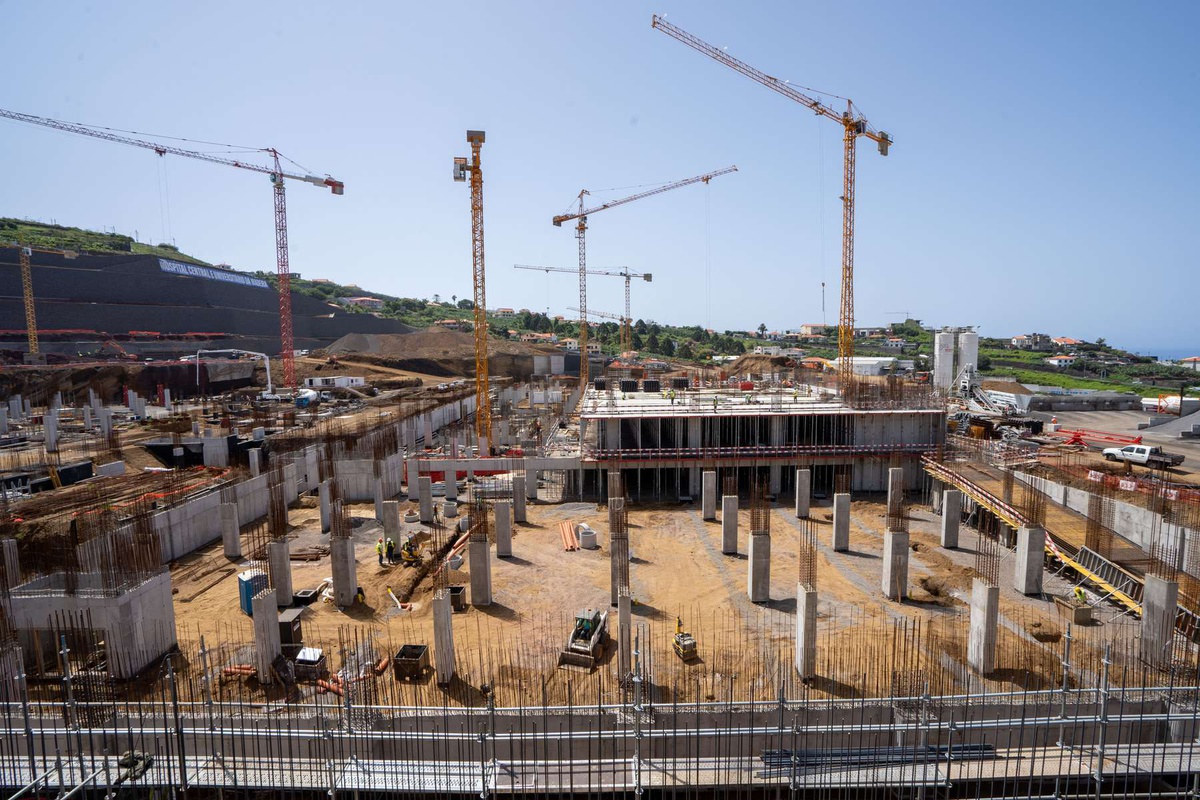 A segunda fase da empreitada do novo Hospital da Madeira foi contratada, em Setembro do ano passado, por cerca de 75 milhões de euros, com um prazo de execução de 720 dias.&nbsp;