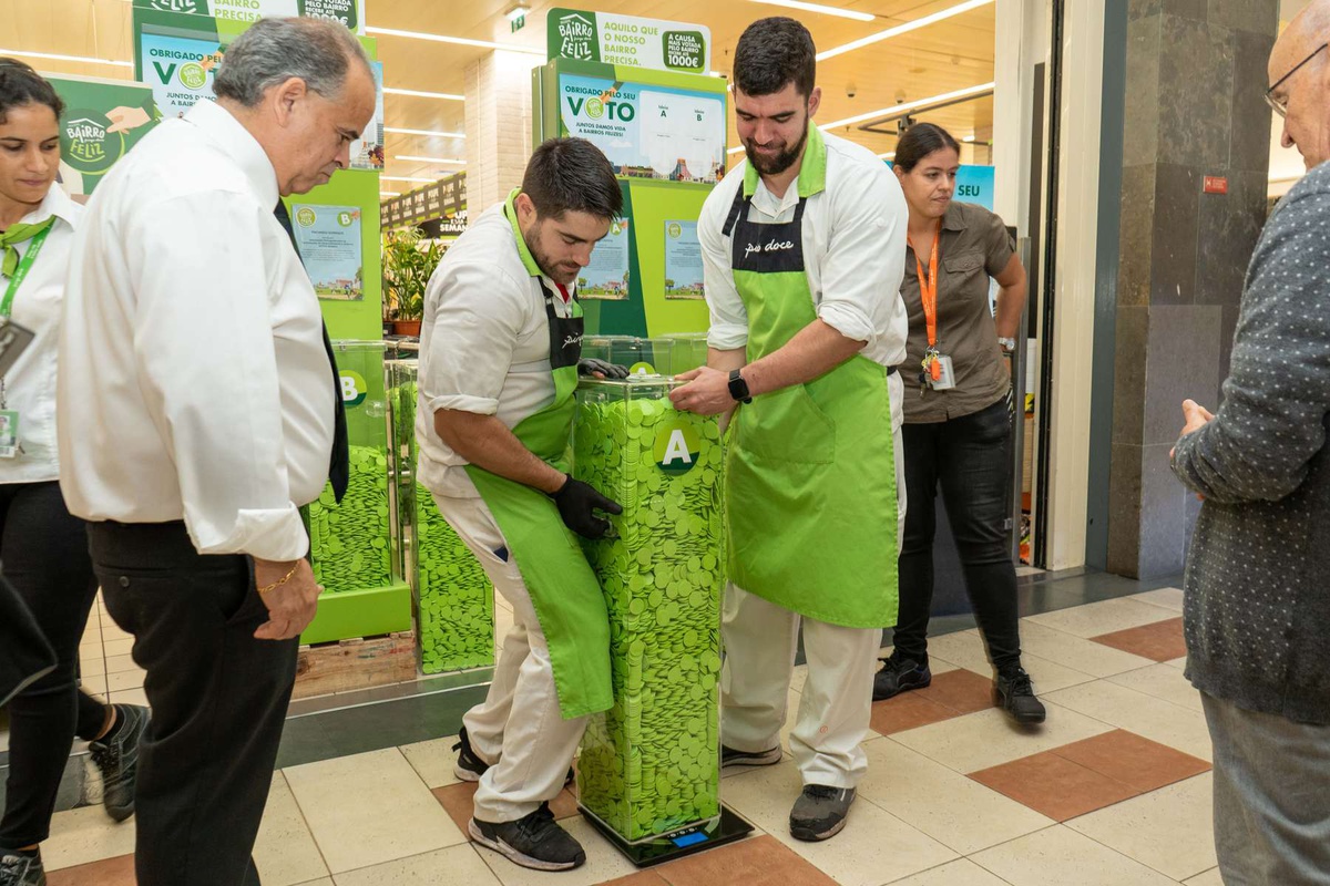 As caixas com fichas do concurso 'Bairro Feliz' foram pesadas ao final da manhã deste sábado. FOTO MIGUEL ESPADA/ASPRESS