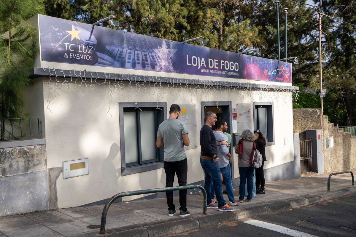A procura por 'fogo' aumenta nestes últimos dias do ano, mantendo a tradição madeirense de assinalar a passagem do ano com artigos pirotécnicos.&nbsp;