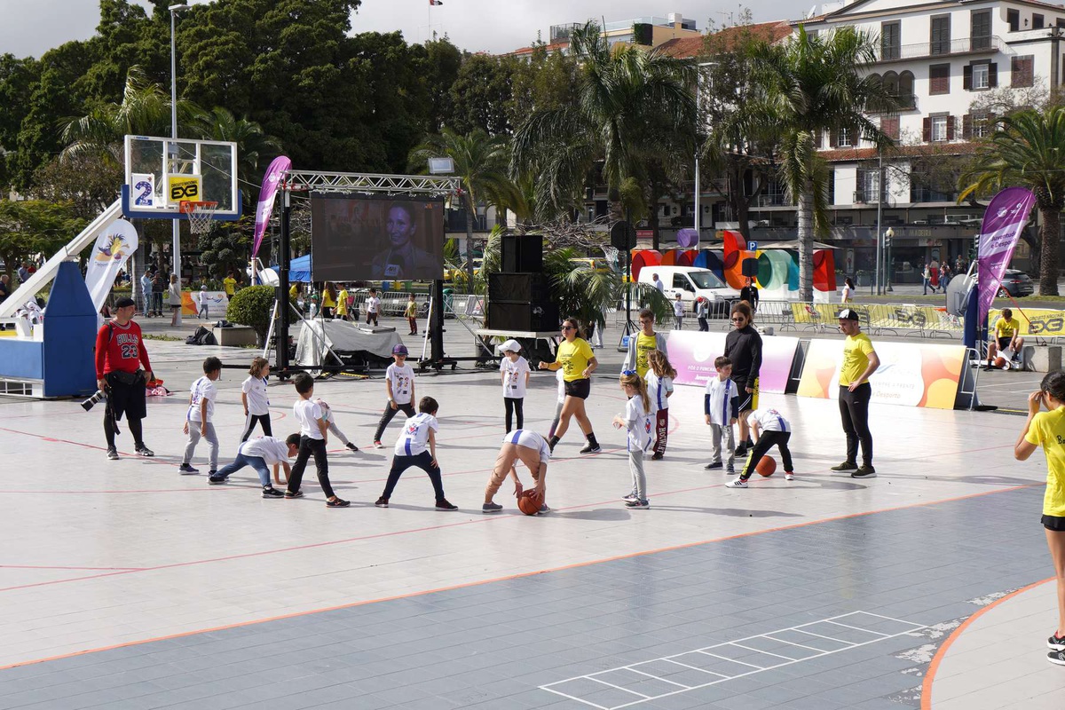 Por estes dias, o basquetebol deu outra agitação ao centro da cidade do Funchal.&nbsp;