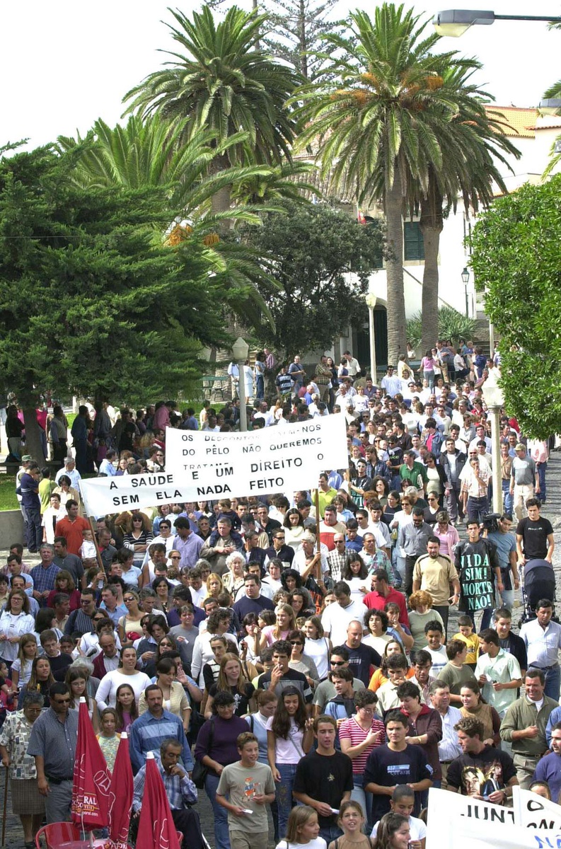 Protesto contra o serviço de saúde do Porto Santo em 2002 FOTO RUI MAROTE
