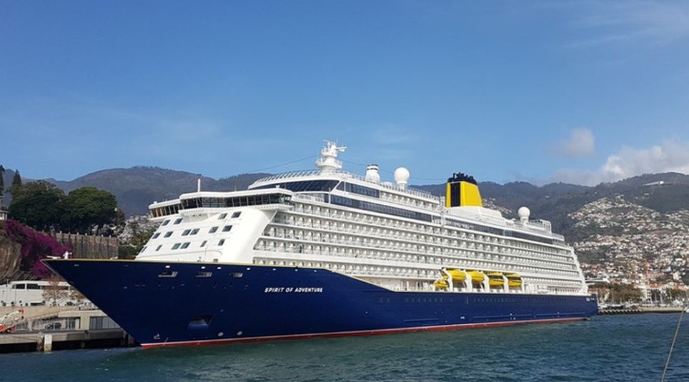 'Spirit of Adventure' estava a cerca de 224 quilómetros (121 milhas náuticas) a sudoeste da ilha.