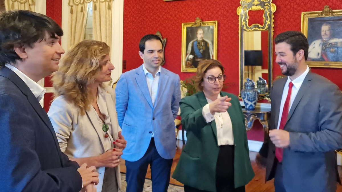 Os vereadores da Confiança, com Micaela Camacho na foto ao lado de Miguel Silva Gouveia.