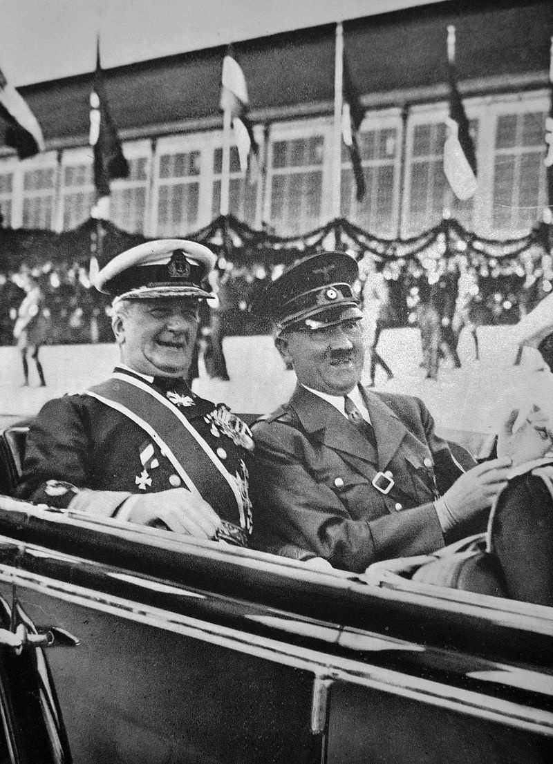 Miklós Horthy (regente do Reino da Hungria entre 1920 e 1944) e Adolfo Hitler, fotografados em parada em 1938.