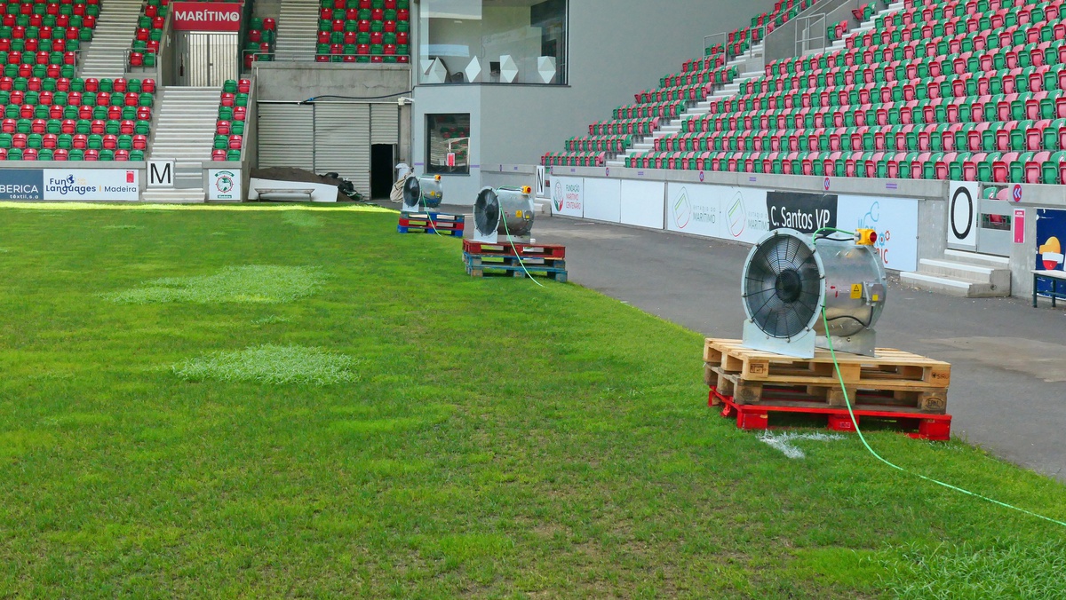 Clube instalou ventiladores nos Barreiros para 'salvar' o relvado.