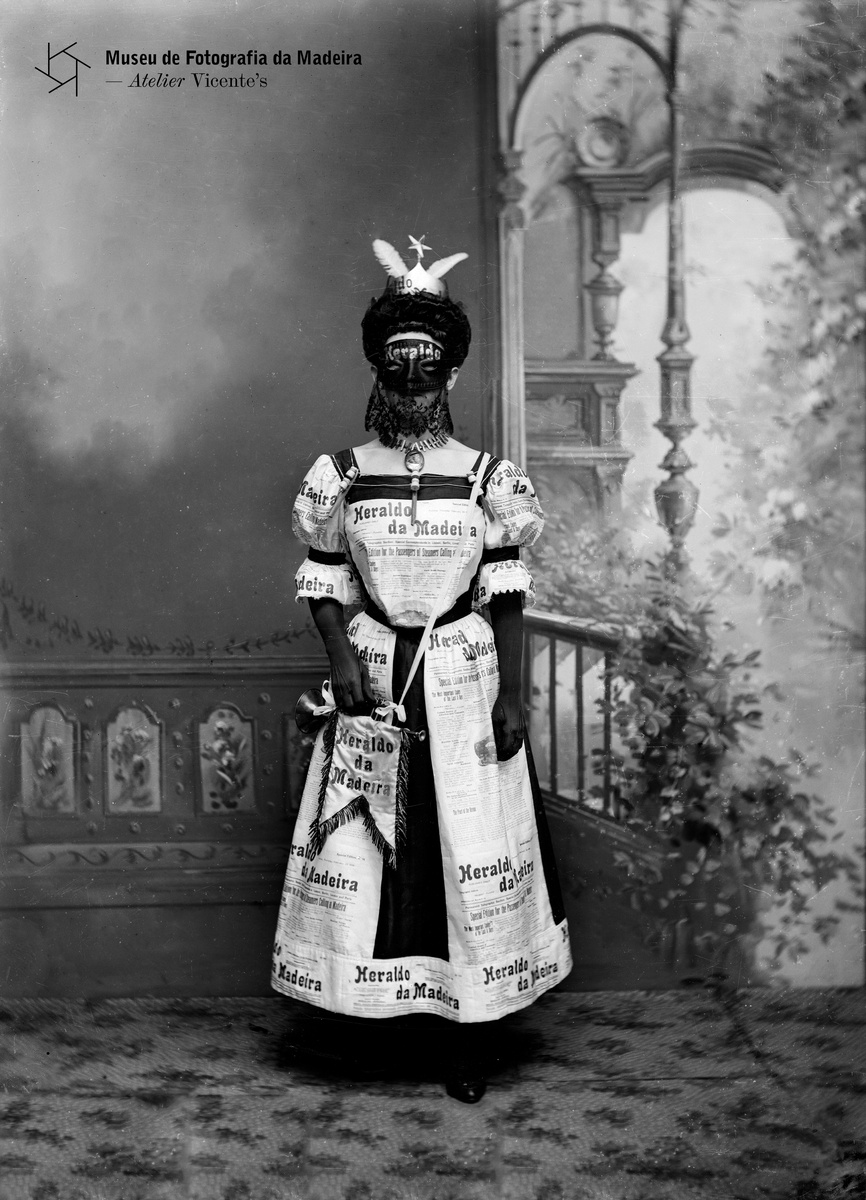 PHOTOGRAPHIA VICENTE - Retrato de uma mulher com disfarce de Carnaval | 1905-03-12 - 21,5 x 16,5 cm | Negativo simples, vidro | Gelatina e sais de prata - Em depósito no ABM