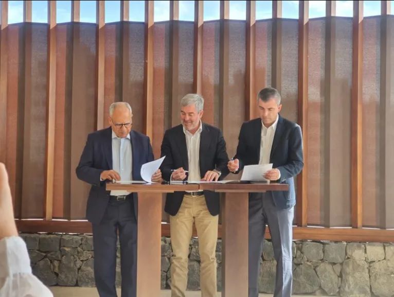 Pacto entre três partidos que viabilizou o actual governo das Canárias, presidido por Fernando Clavijo (ao centro na imagem).