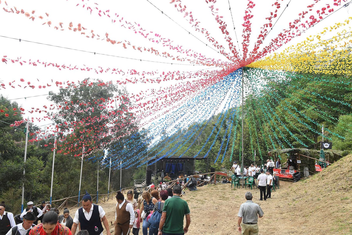 Nos últimos anos, com aumento fa afluência, o centro da festa deixou o 'adro' da Capela da Esperança e passou para o caminho florestal que liga os sítios da Alegria ao do Galeão, que foi melhorado recentemente.&nbsp;