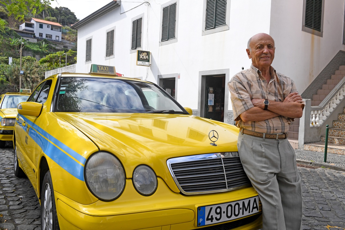 O primeiro táxi que conduziu foi um Morris Oxford.