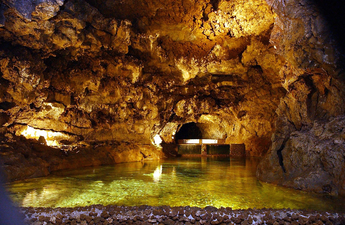 Acesso às Grutas continuará encerrado, mas o Centro de Vulcanismo vai reabrir.