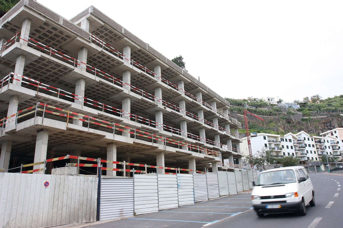 Em 2008, o Governo Regional surpreendeu a Câmara Municipal de Câmara de Lobos, ao anunciar a instalação do novo centro de saúde num edifício já em construção. A empresa proprietária, a IMOPRO, caiu na insolvência em 2014, o que veio a atrasar a transferência de serviços. FOTO AGOSTINHO SPÍNOLA