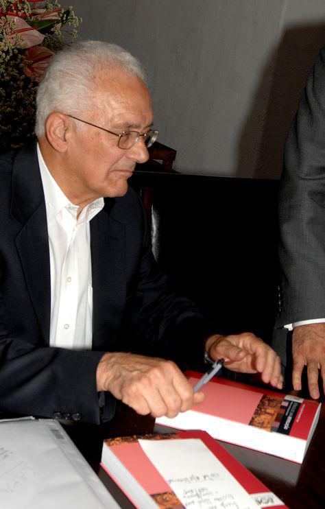 António Loja.