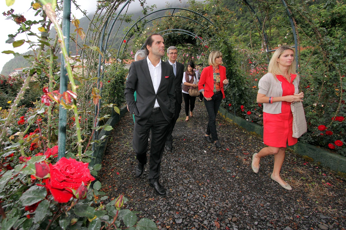 Miguel Albuquerque numa das visitas ao roseiral, no Arco de São Jorge.
