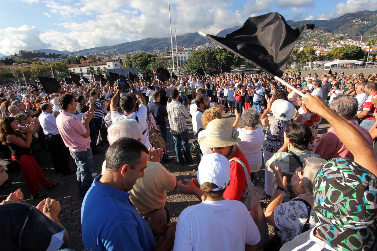 Manifestação de indignação contra a obra do aterro a 25 de Setembro de 2011.&nbsp; FOTO JOANA
SOUSA/ASPRESS