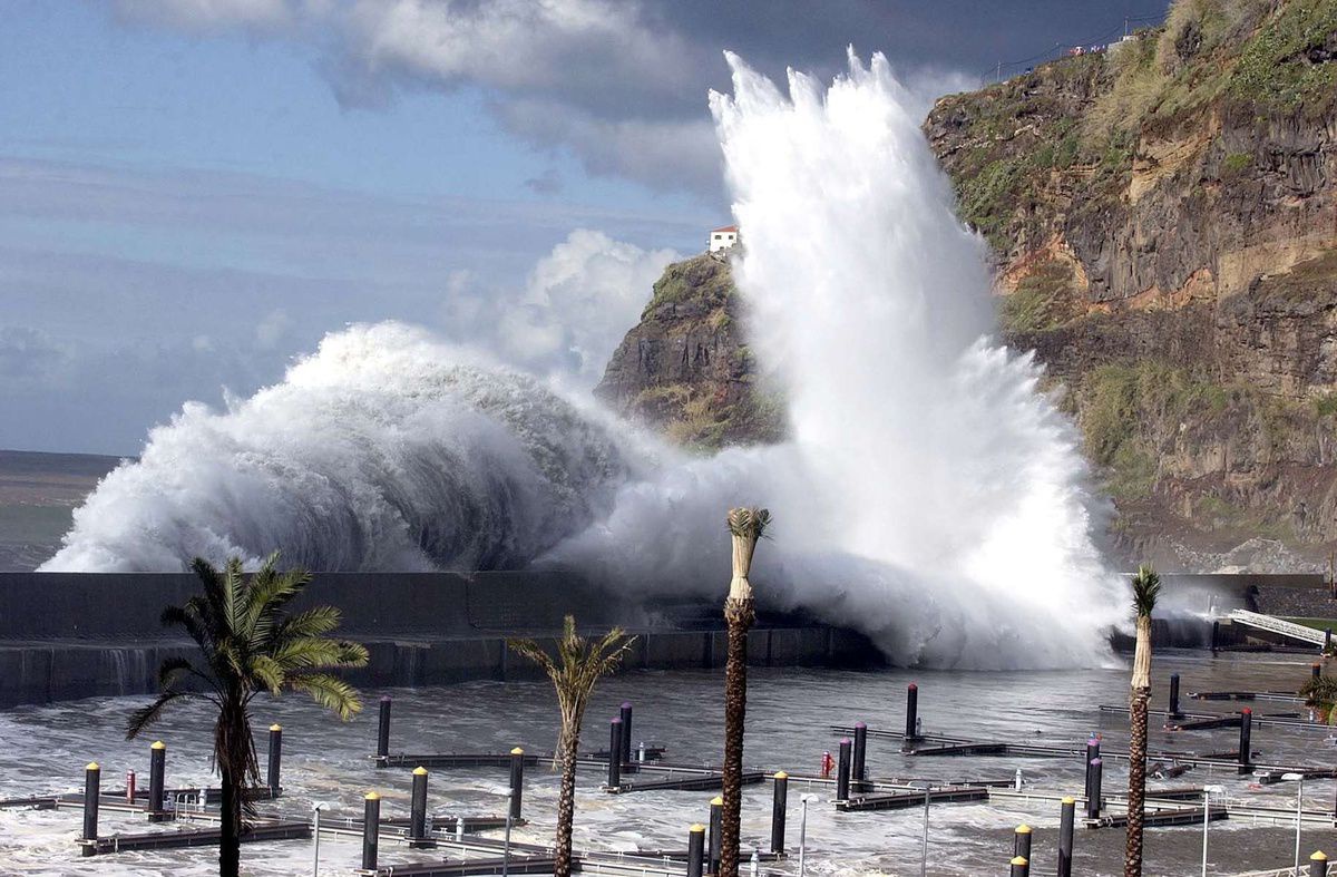 Desde cedo se percebeu que a infraestrutura sofria de um erro de concepção, pois não resistia ao mar do Lugar de Baixo.