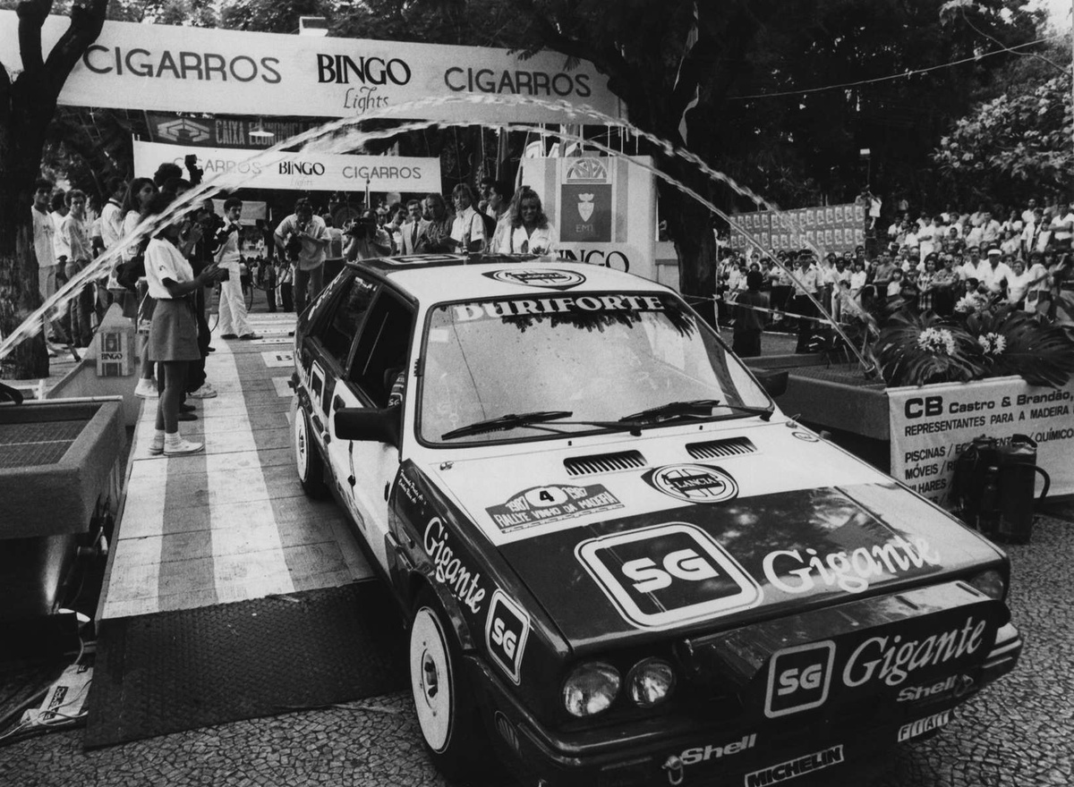 Lancia de Carlos Bica, no
final da década de 1980, com patrocínio dos cigarros 'SG Gigante'. Foto Arquivo
DIÁRIO