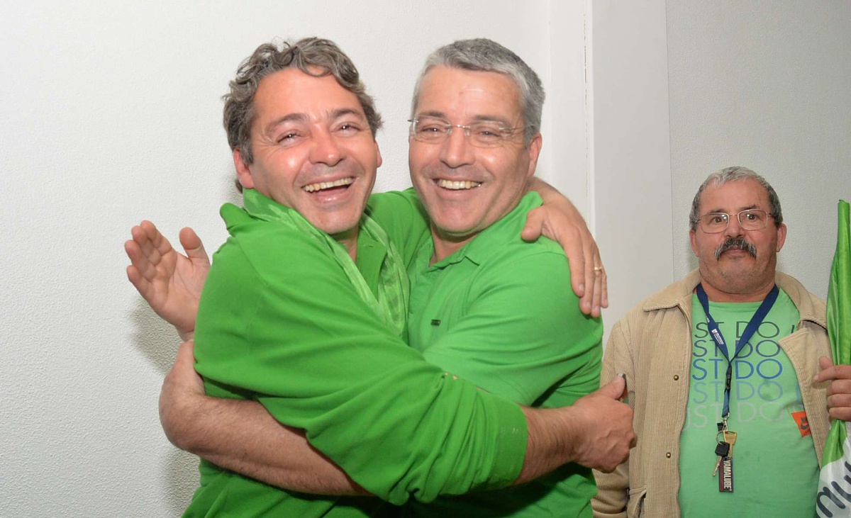 Os irmãos Sousa, Élvio e Filipe, que criaram primeiro o movimento Juntos pelo Povo e mais tarde o partido político com o mesmo nome.&nbsp;