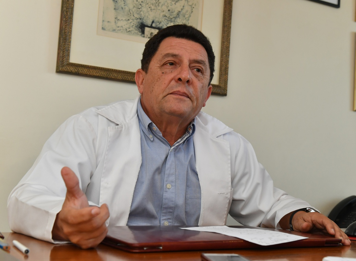 Silvestre Abreu, médico endocrinologista, retira-se após muitos anos à frente do serviço hospitalar.