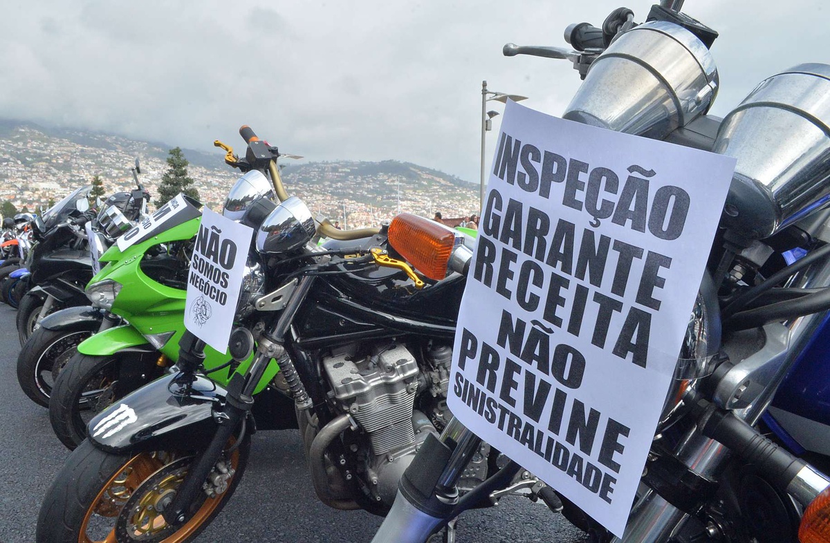 Os motociclistas vão a pé até ao Palácio de São Lourenço. Foto ASPRESS