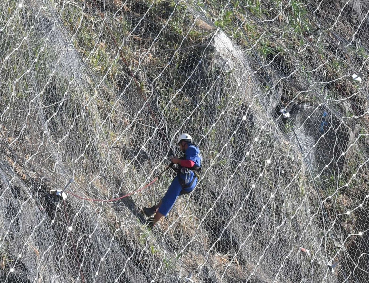 Trabalho foi efectuado pelos rocheiros do Governo Regional.