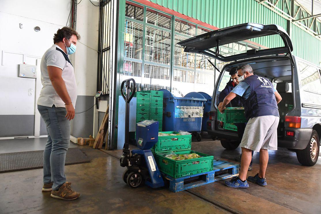 O Banco Alimentar recebe doações de excedentes alimentares de vários parceiros.