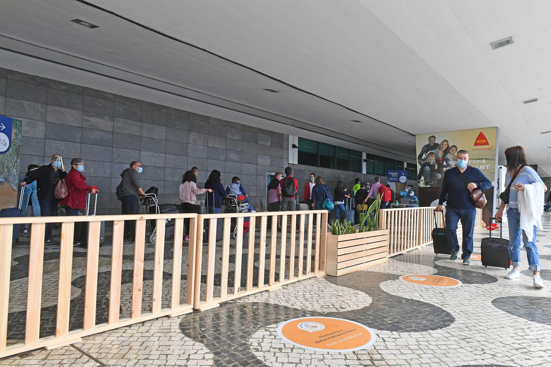 A não realização do teste na origem poderá implicar o isolamento no tempo máximo de 12 horas, enquanto aguarda o resultado da análise feita à chegada. Foto Rui Silva/Aspress&nbsp;