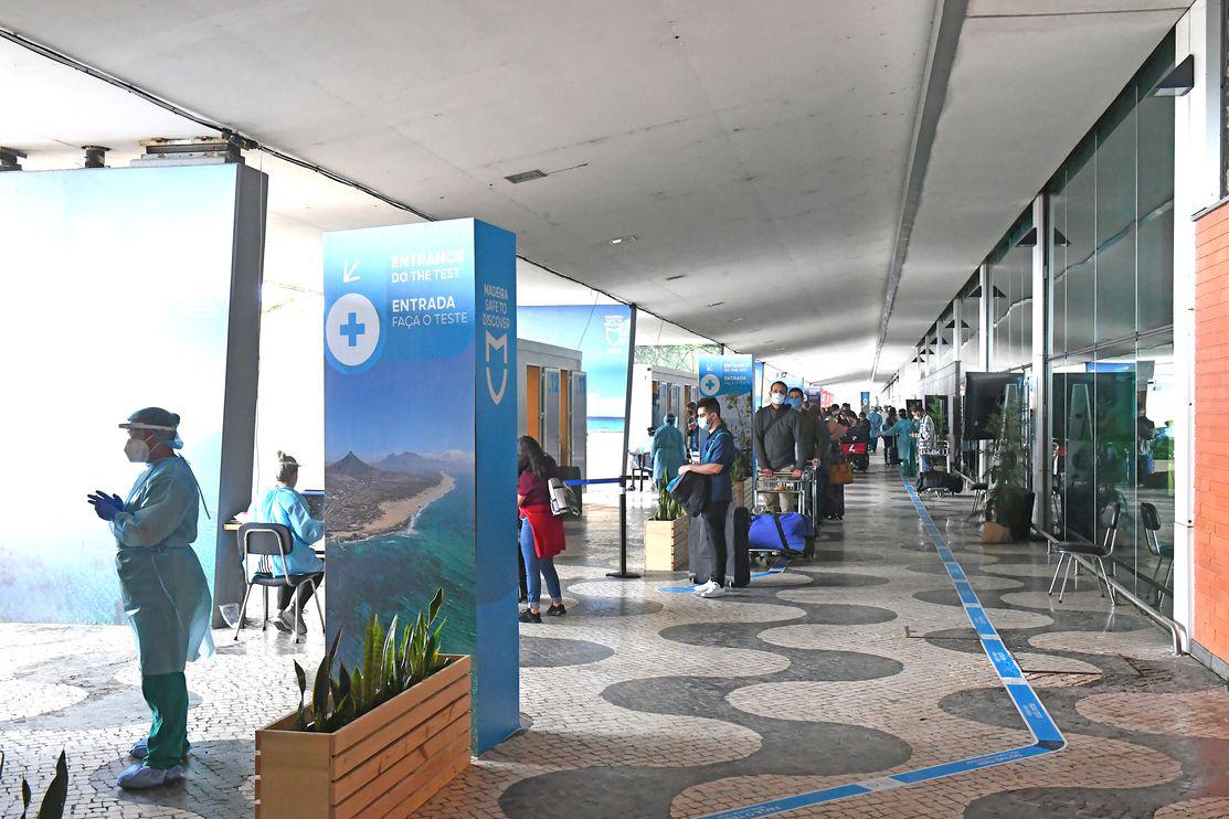 Além da realização do teste na
origem, a Região montou uma estrutura complexa nas Chegadas dos Aeroportos da
Madeira e do Porto Santo.