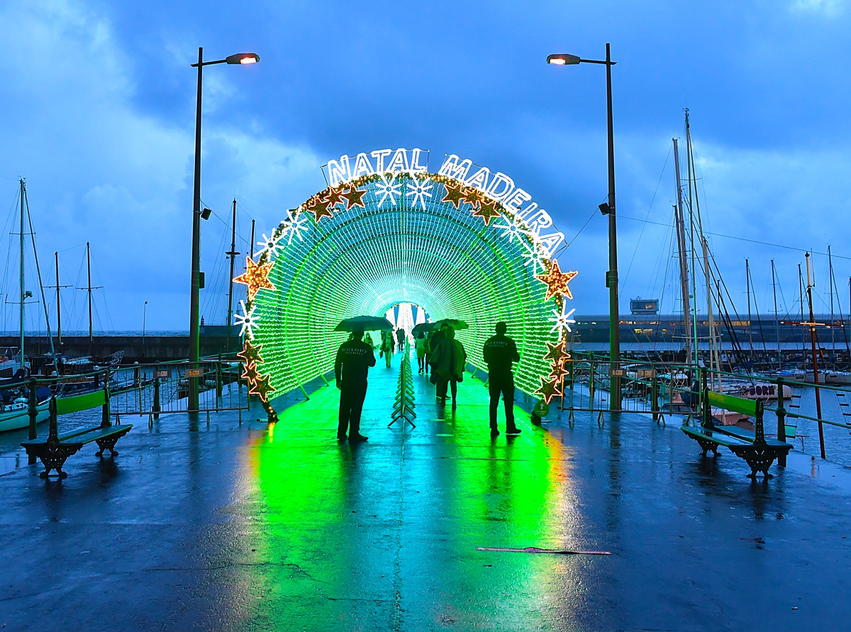 Túnel de luz no cais do Funchal volta a ser grande atracção —