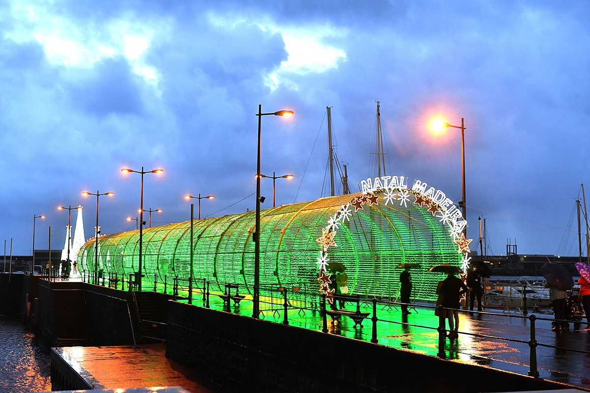 Túnel de luz no cais do Funchal volta a ser grande atracção —