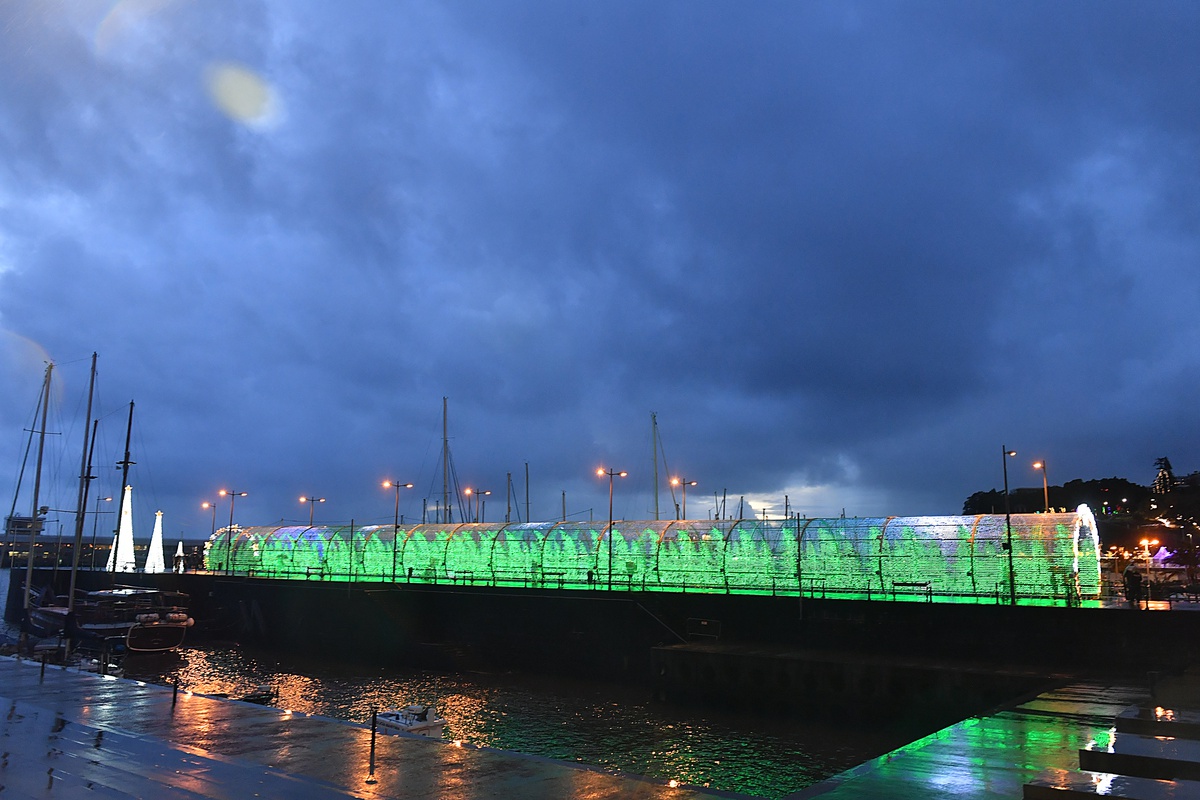 Túnel de luz no cais do Funchal volta a ser grande atracção —