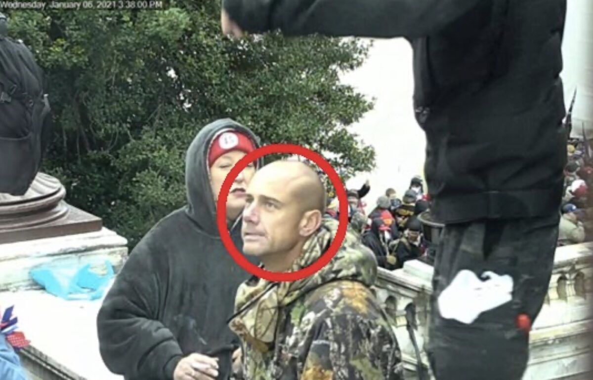 Ball a 6 de janeiro de 2021 no assalto ao Capitólio.&nbsp; &nbsp;Foto DR/U.S. Justice Department.