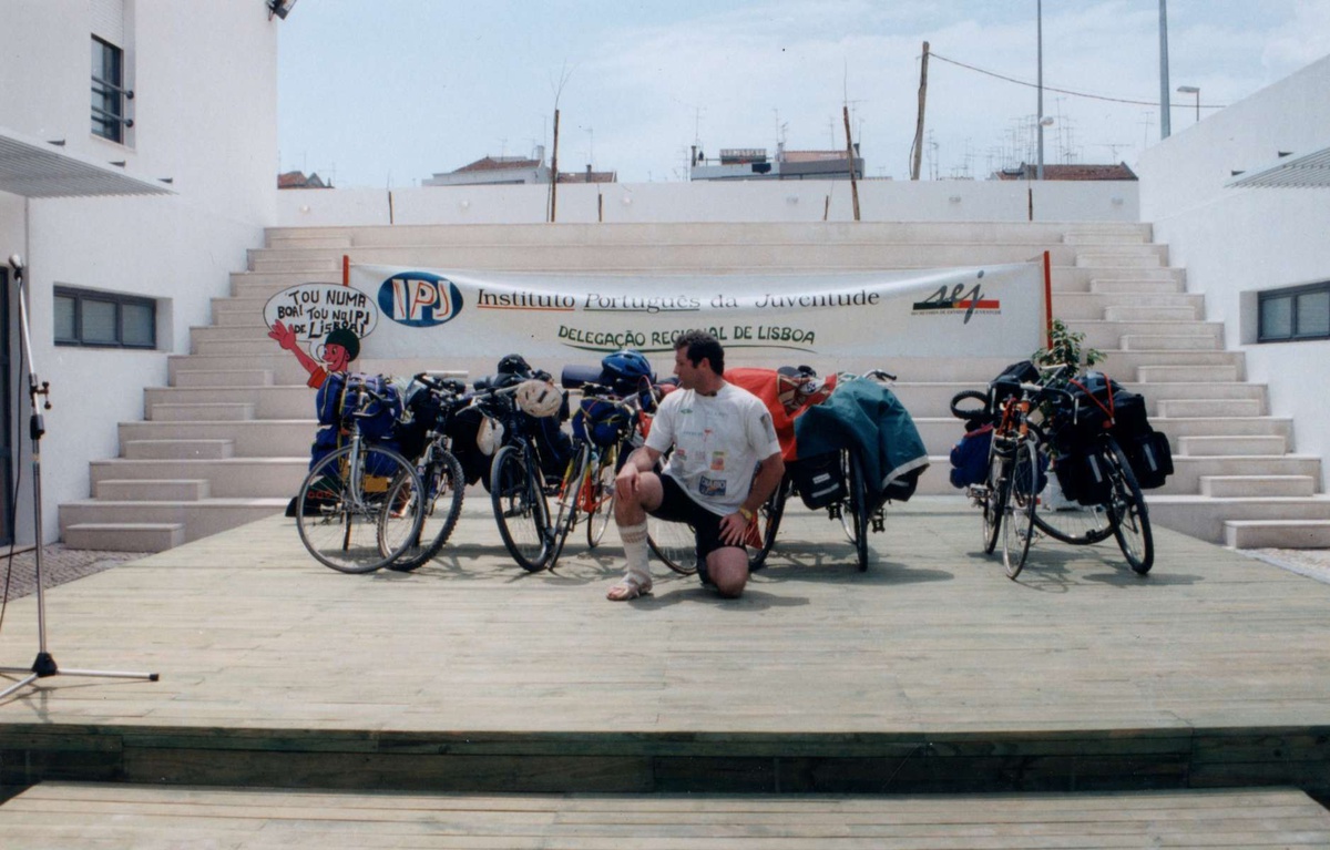 1998: Viagem Sevilha–Lisboa em bicicleta, integrada num projecto que ligou as cidades que organizaram as duas últimas exposições universais do século XX