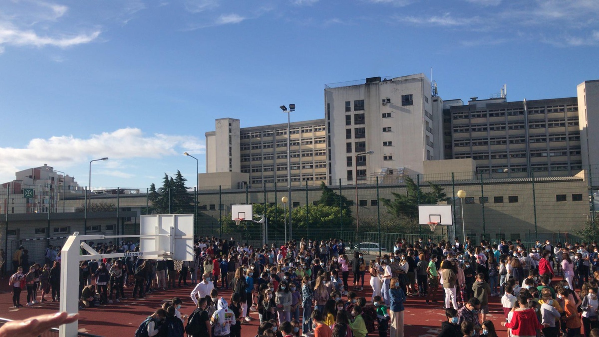 Os alunos encontram-se num dos campos exteriores. Foto DR