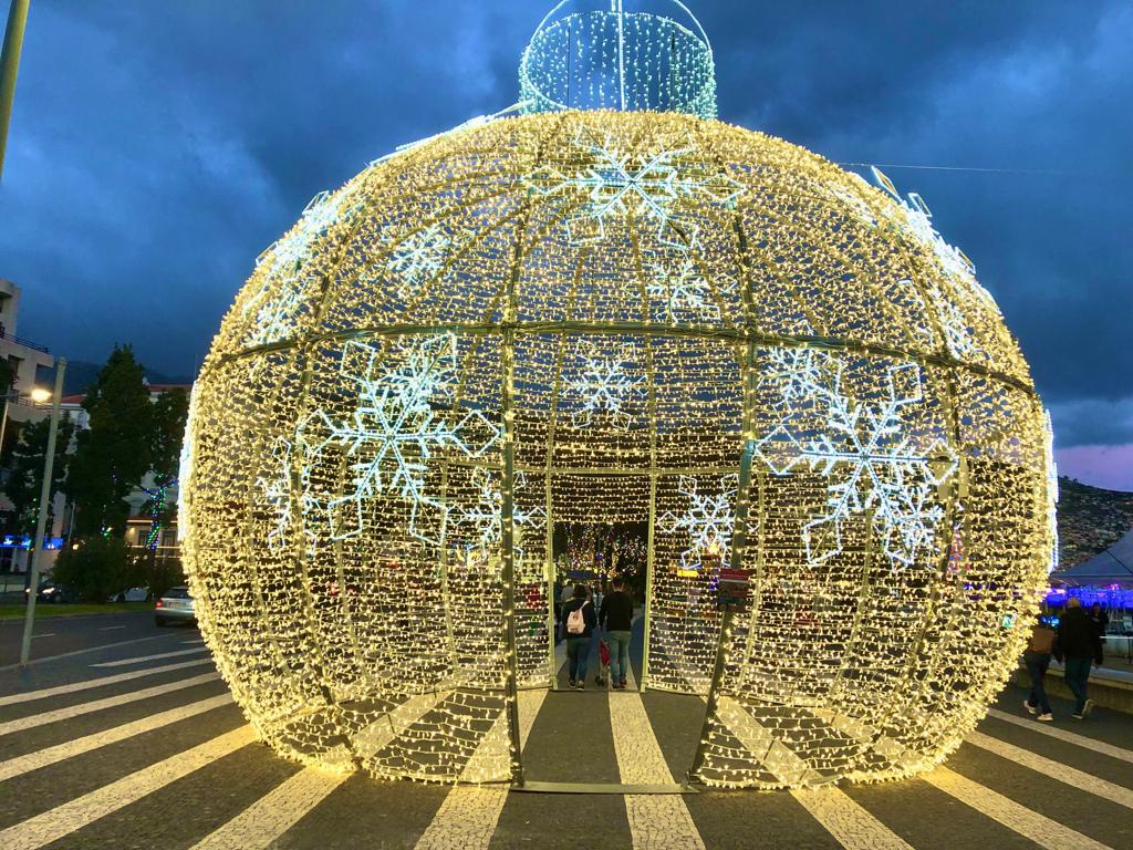 Túnel de luz no cais do Funchal volta a ser grande atracção —