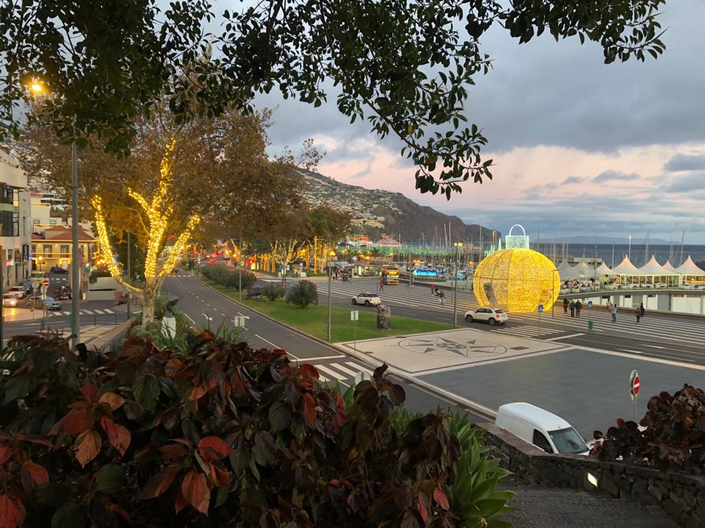 Túnel de luz no cais do Funchal volta a ser grande atracção —