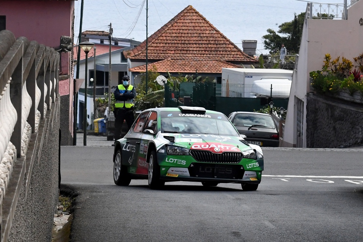 Miguel Nunes é líder do Rali de São Vicente com 11,2 segundos de vantagem.