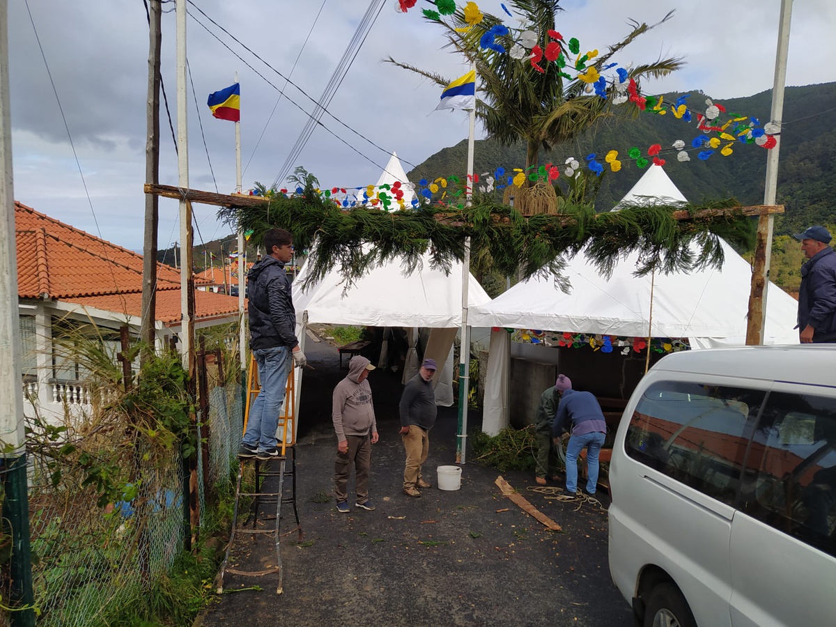 Está a ser montado um verdadeiro arraial, no Porto da Cruz.