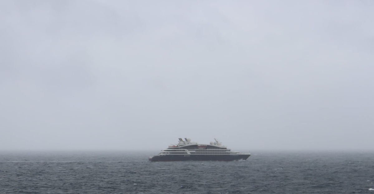 Navio 'Le Champlain', nos mares da Madeira, ontem. Foto APRAM